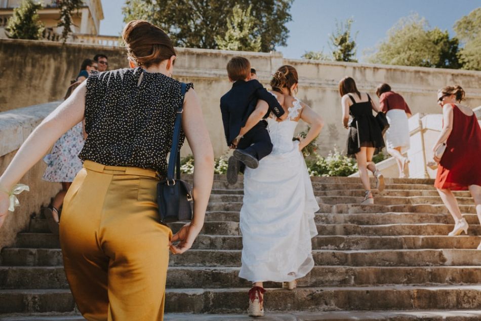 Photo de la mariée et autres, montant, dans les escaliers monumentaux à Auch, Gers