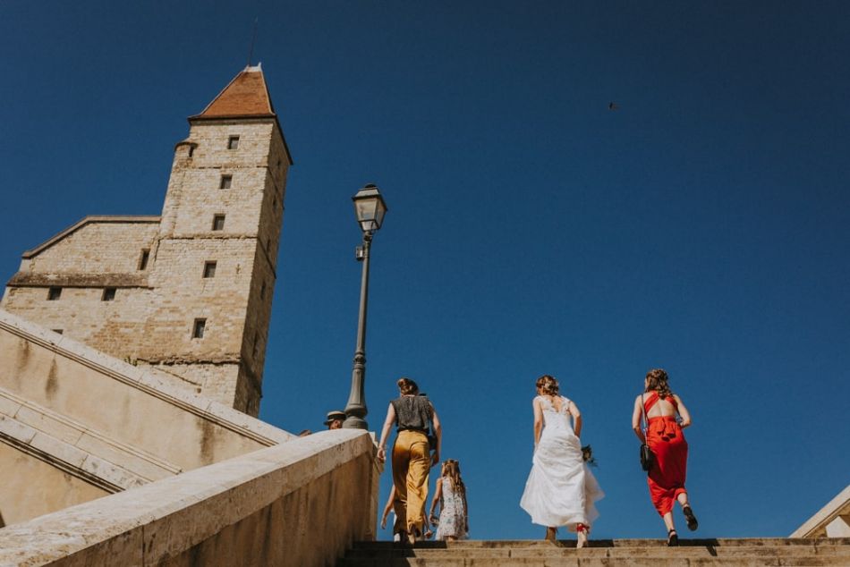 Photo de la mariée et autres, montant, dans les escaliers monumentaux à Auch, Gers