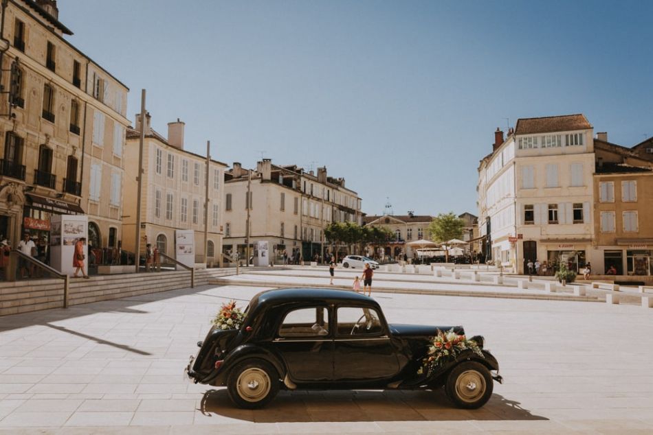 Parvis de la cathédrale avec la voiture de la mariée, à Auch dans le Gers