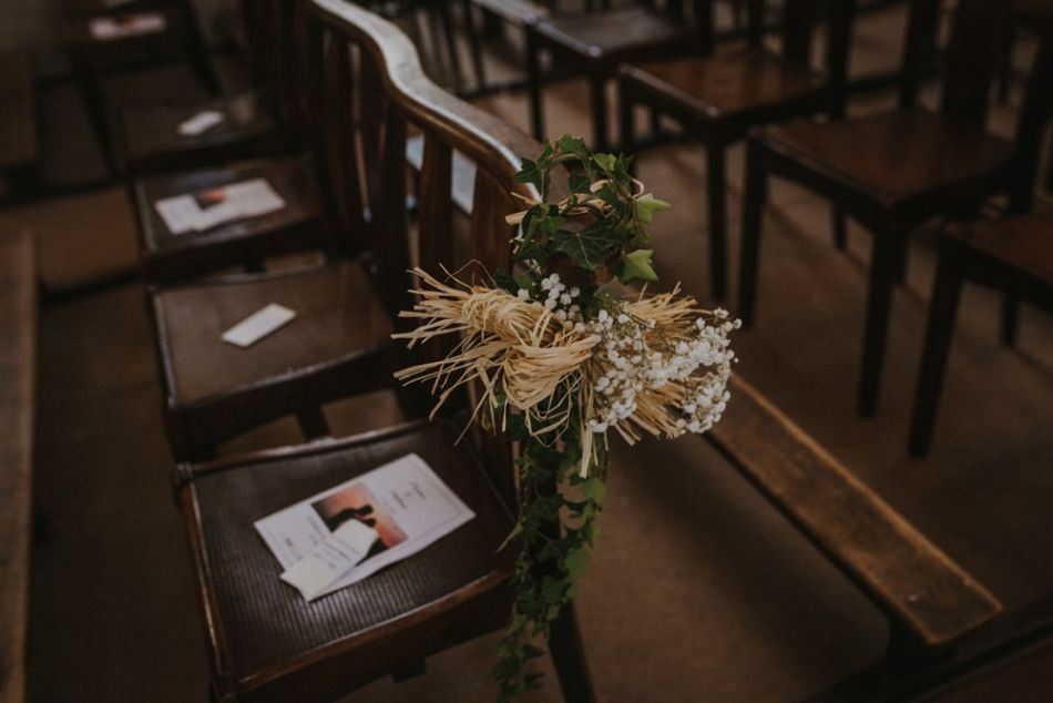 Décoration de rafia lin, gipsophyle et lierre pour la cathédrale de Auch en mariage