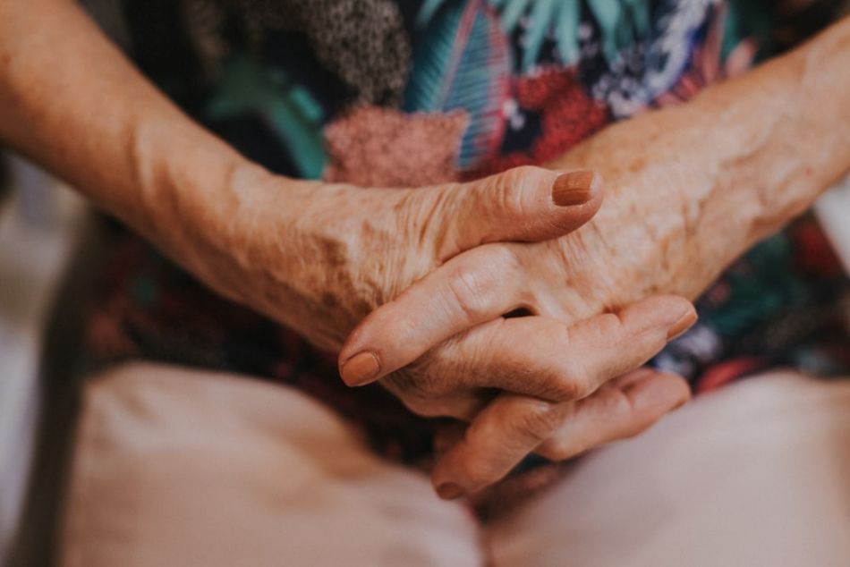 Mains croisées pendant le maquillage pour la mère du marié à Auch dans le Gers