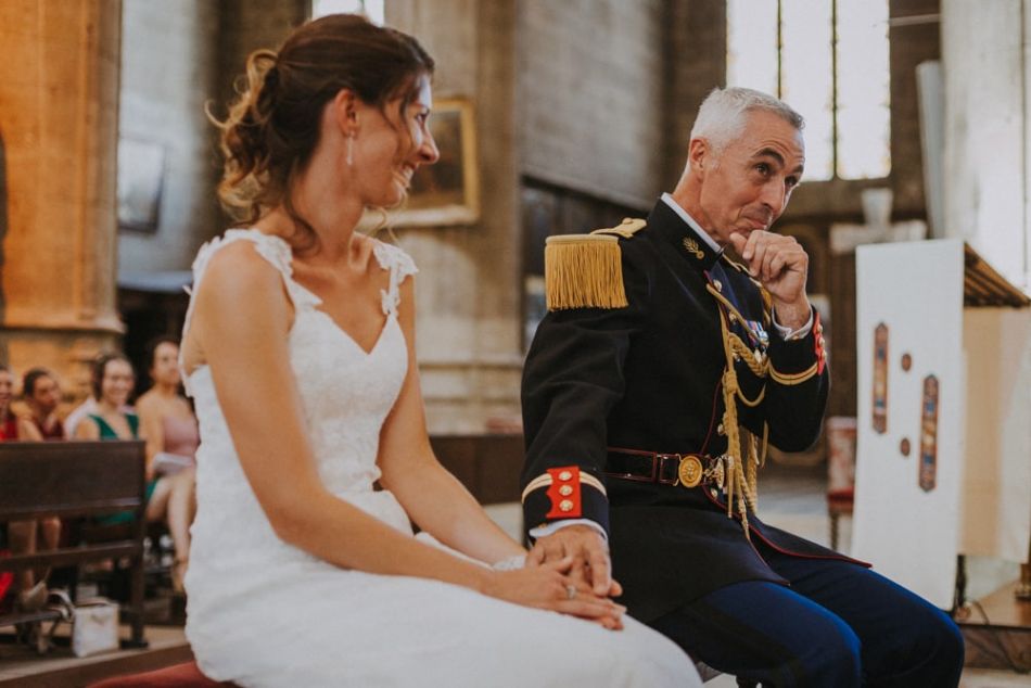 Les mariés, leur sourire et émotion durant leur cérémonie de mariage, Auch