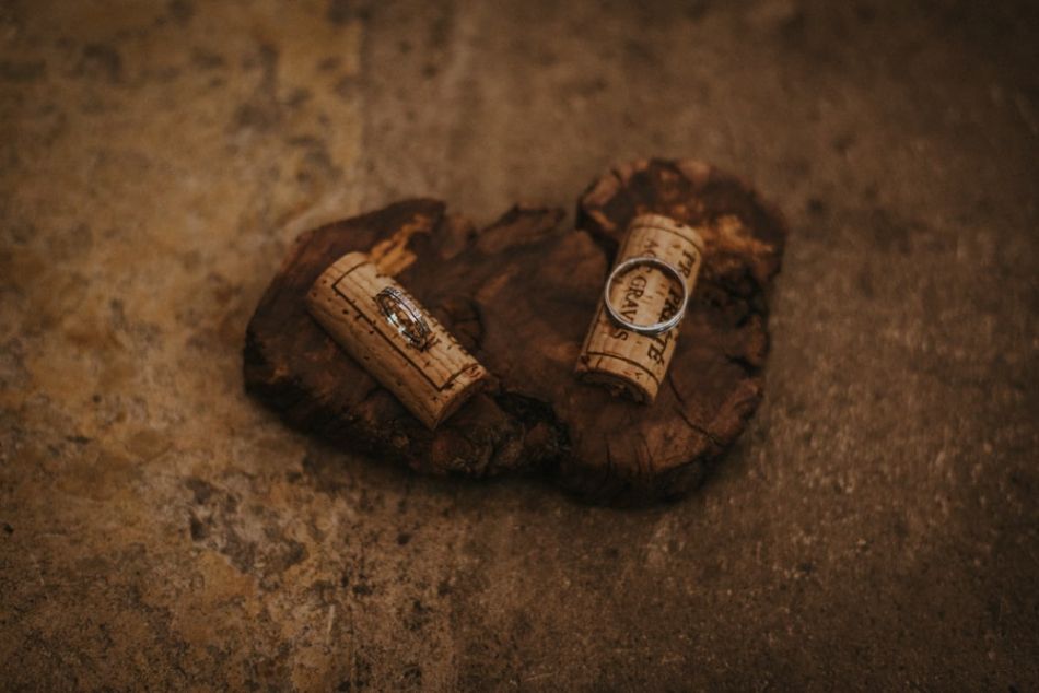 Détail des alliances sur bouchons de liège, pour un mariage champêtre, à la cathédrale de Auch