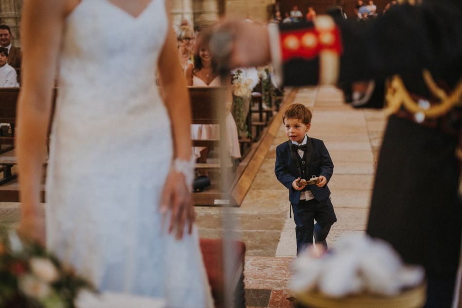 le pitchoun porte les alliances, à la cathédrale de Auch