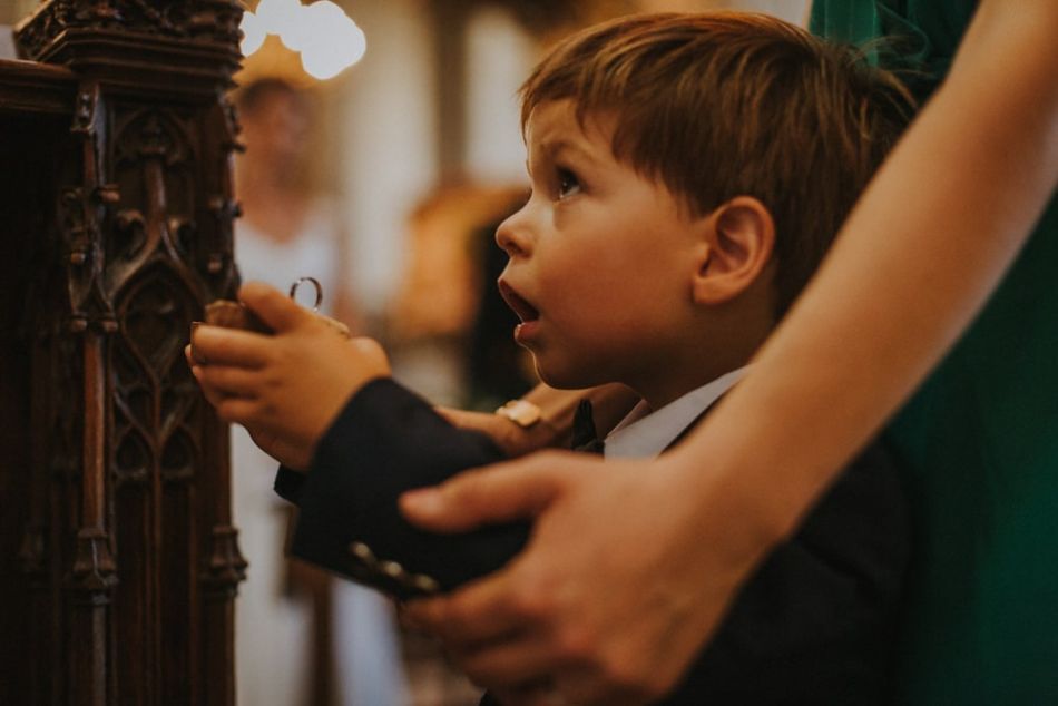 Petit garcon qui porte les alliances, à la cathédrale de Auch