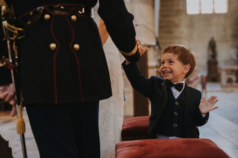 Petit garcon trop fier de son papa marié qui check a la cathédrale de Auch