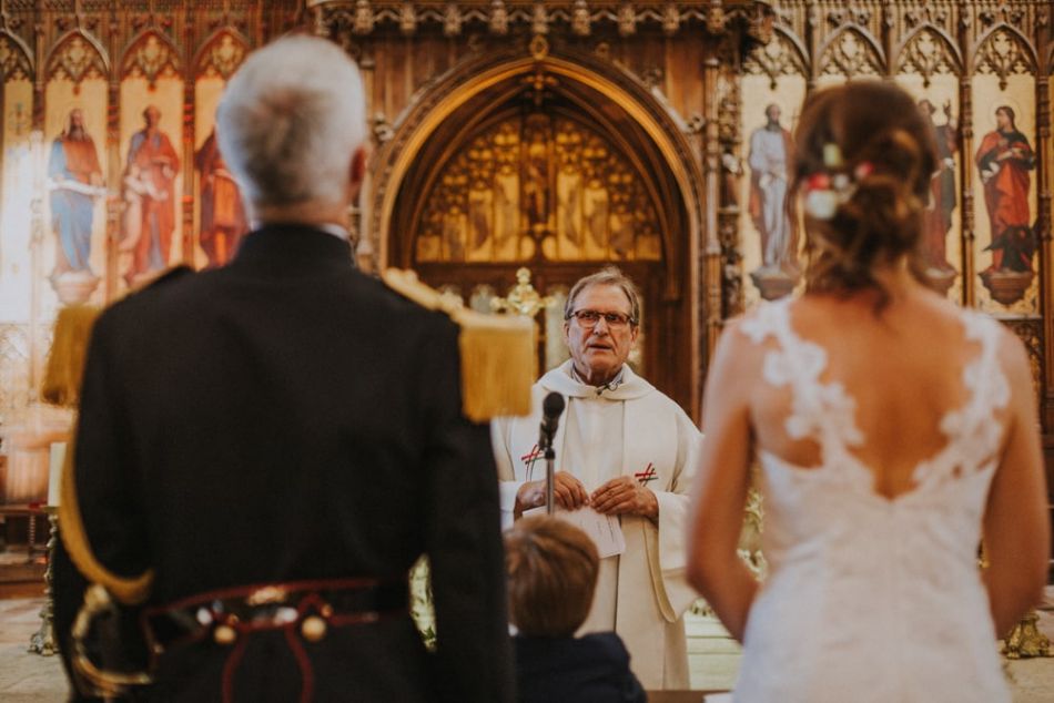Les mariés de dos a la cathédrale de Auch