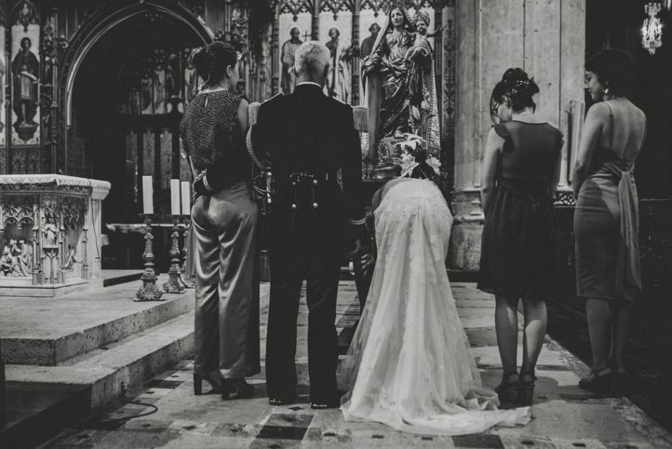 La mariée se baisse pour s'occuper de son fils, à la cathédrale de Auch