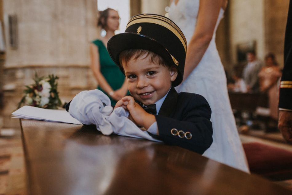 Frimousse coquine durant un mariage champêtre, cérémonie a la cathédrale de Auch
