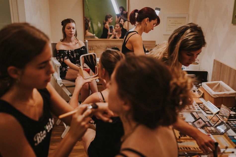 Préparatifs de la mariée, le maquillage entre copines à l'Institut Biotiful à Auch dans le Gers