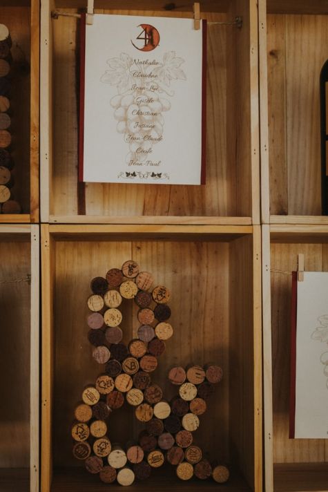 Décoration rustique et chic, sur le thème du vin, caisses de vin, au domaine de Baulieu à Auch