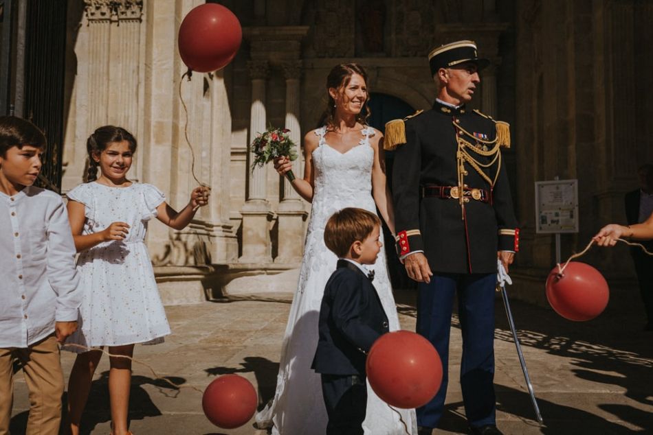Sortie de cérémonie de mariage sous les ballons rouges à la cathédrale de Auch
