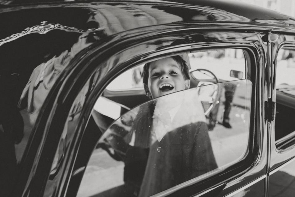 Coucou d'un petit bonhomme depuis la voiture des mariés Auch