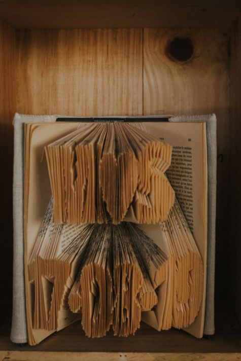 Décoration de livre plié pour ce mariage champêtre au domaine de Baulieu à Auch