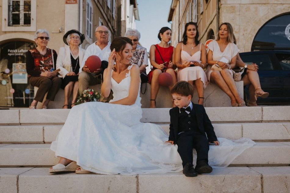 Repos mérité à l'ombre après mariage sur les marches de la cathédrale de Auch