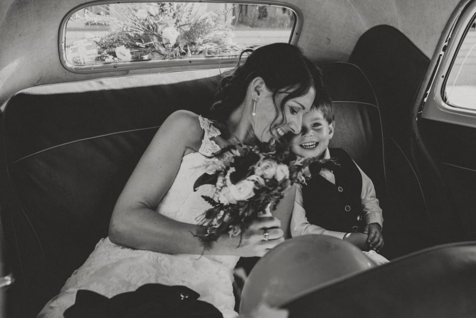 Mariée et son fiston, dans une vieille voiture, à la sortie de la cérémonie religieuse Auch, Gers