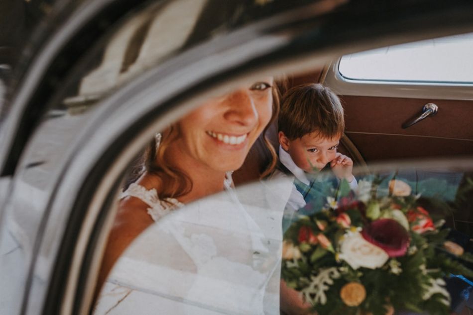 Mariée et son fiston, dans une vieille voiture, Auch, Gers