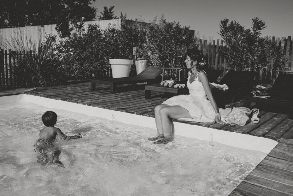 Mariée se delassant les jambes dans la piscine, au domaine de Baulieu à Auch