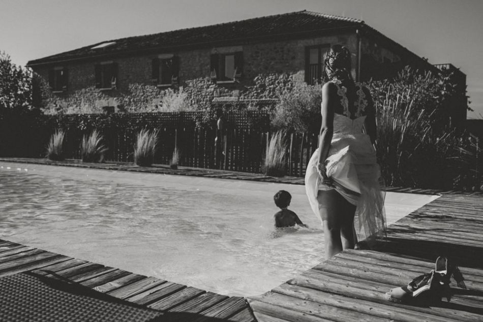Mariée se delassant les jambes dans la piscine, au domaine de Baulieu à Auch