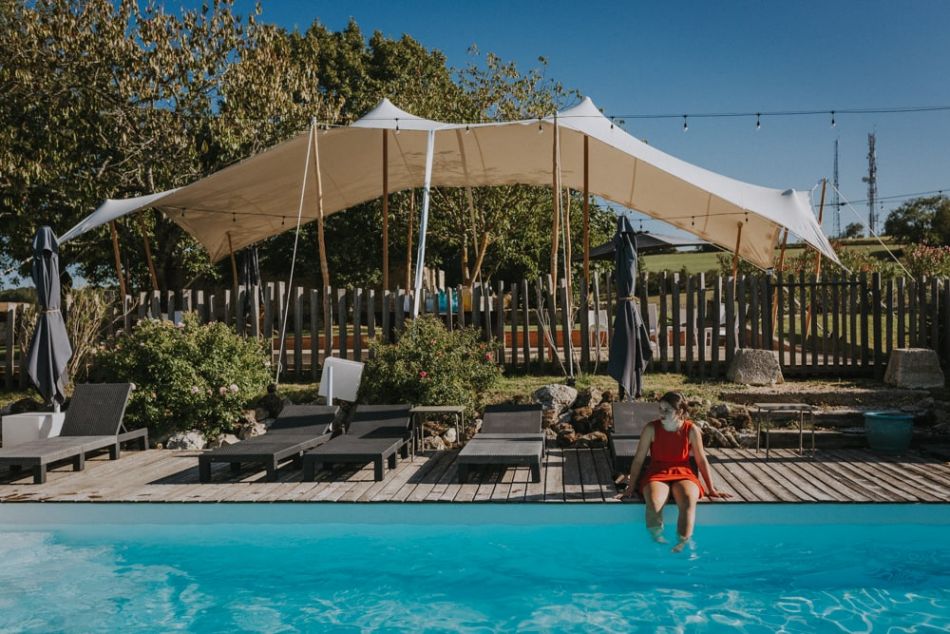 Au bord de la piscine au domaine de Baulieu à Auch pour un mariage champêtre