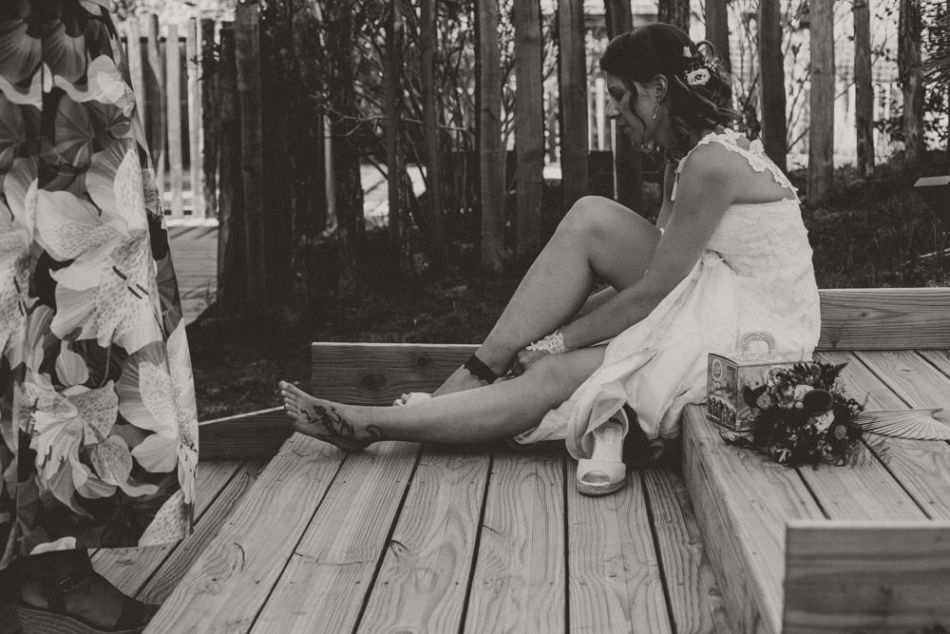 La mariée remet ses chaussures apres la piscine, au domaine de Baulieu à Auch