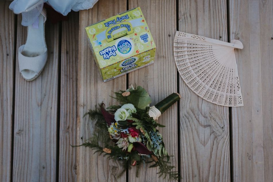 Détail eventail bouquet et bulles et chaussures de la mariée, au bord de la piscine, Mariage champêtre, au domaine de Baulieu à Auch