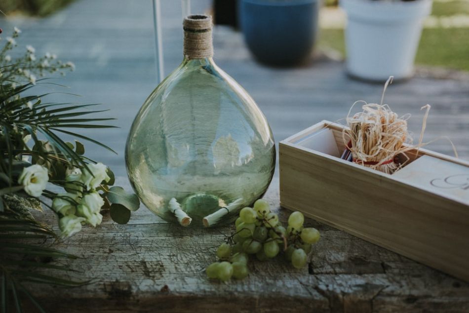 Décoration rustique, sur le thème du vin, grand bocal vase, raisin au domaine de Baulieu