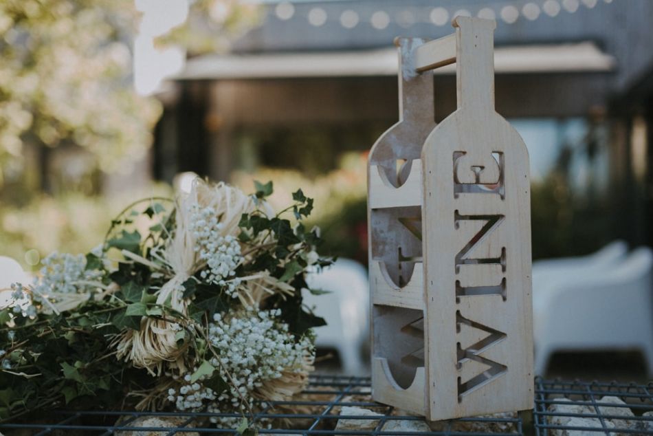 Décoration rustique, sur le thème du vin, mariage champêtre, au domaine de Baulieu à Auch dans le Gers