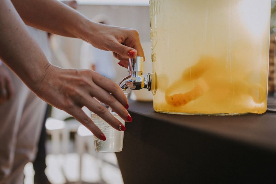 Orangeade fraichendurant un mariage champêtre au domaine de Baulieu à Auch