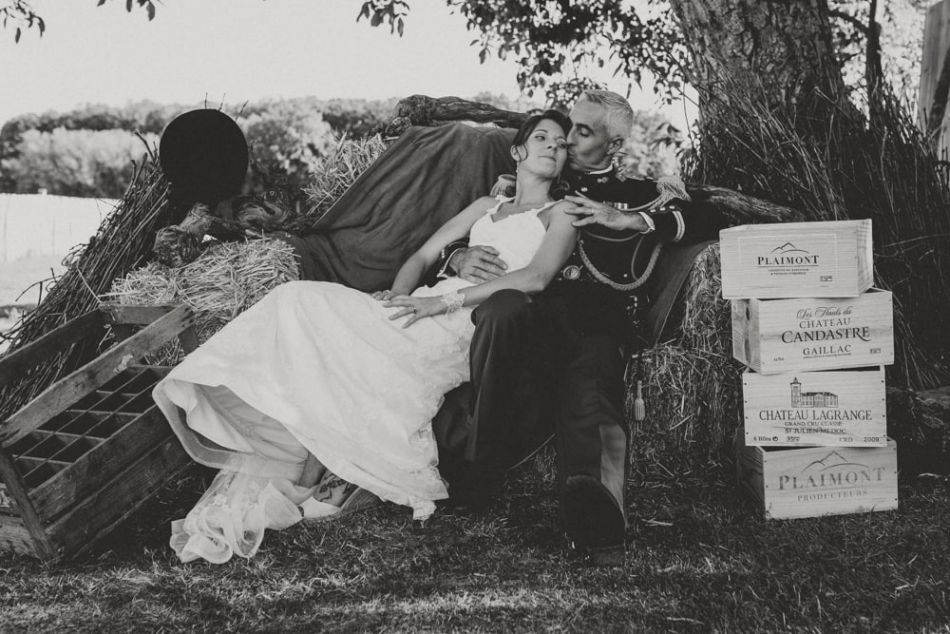 Mariage champêtre et rustique sur le thème du vin, déco de foin et caisses de vinn au domaine de Baulieu à Auch