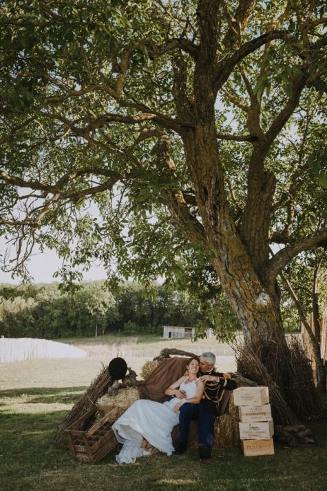 Mariés à l'ombre d'un arbre au domaine de Baulieu à Auch dans le Gers