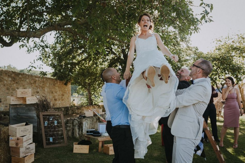 Le lancer de la mariée durant ce mariage champêtre au domaine de Baulieu à Auch