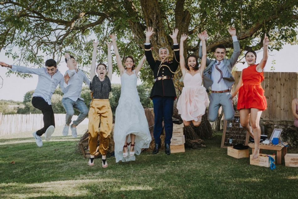 Photo de groupe animée durant ce mariage champêtre à Auch dans le Gers
