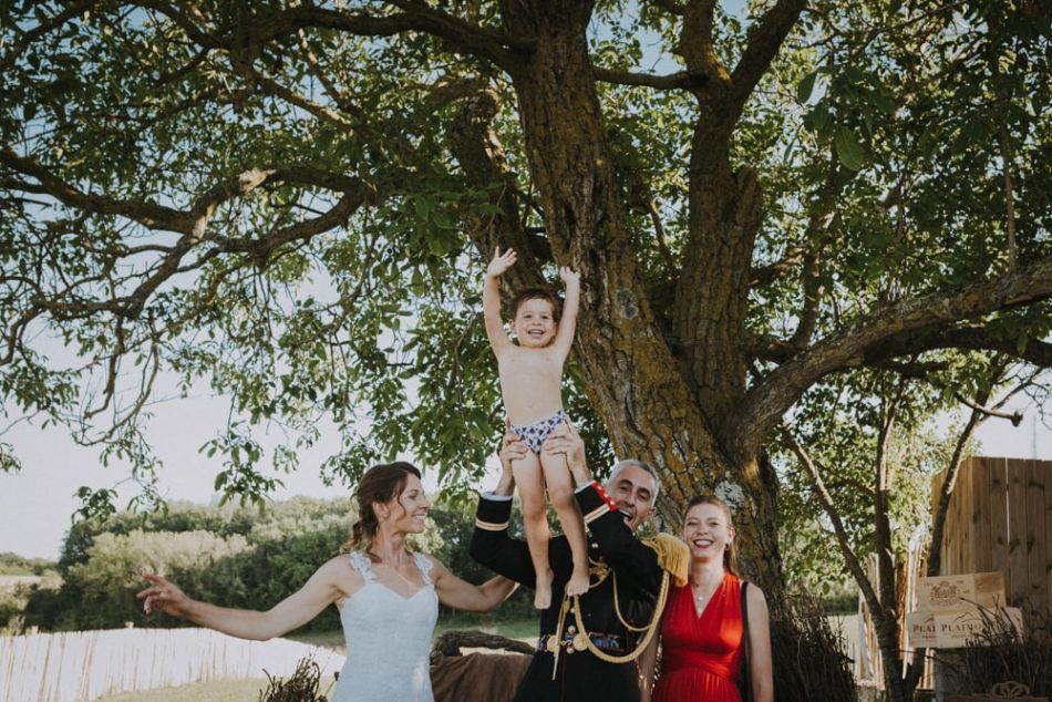 Photo de groupe avec ptit loup durant ce mariage champêtre au domaine de Baulieu à Auch