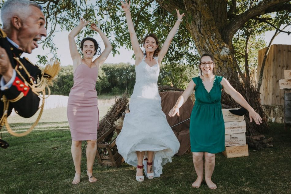 Photo de groupe animée durant ce mariage champêtre au domaine de Baulieu à Auch