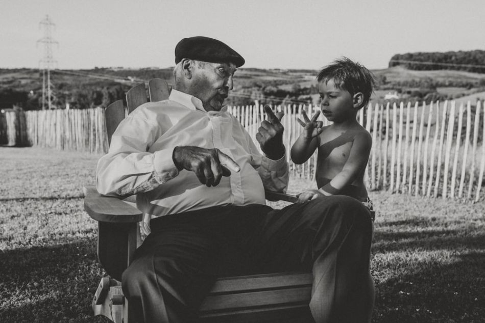 Papi et petit fils en grande discussion en mariage au domaine de Baulieu à Auch