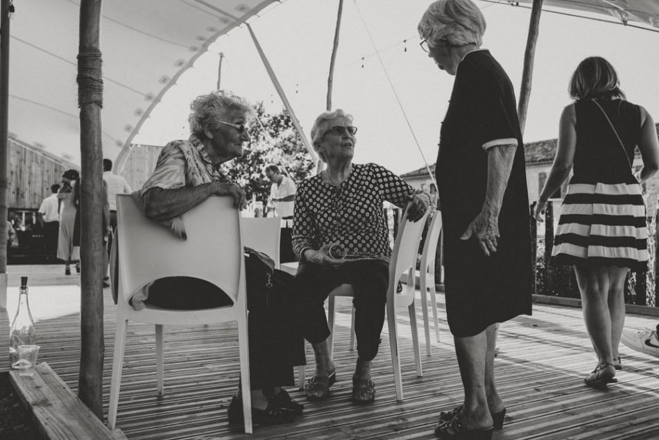 Conciliabules de mamie durant un mariage champêtre au domaine de Baulieu à Auch