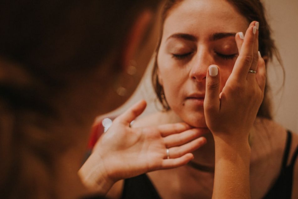 Maquillage de la fille du marié, délicatesse, tendresse, à Auch dans le Gers