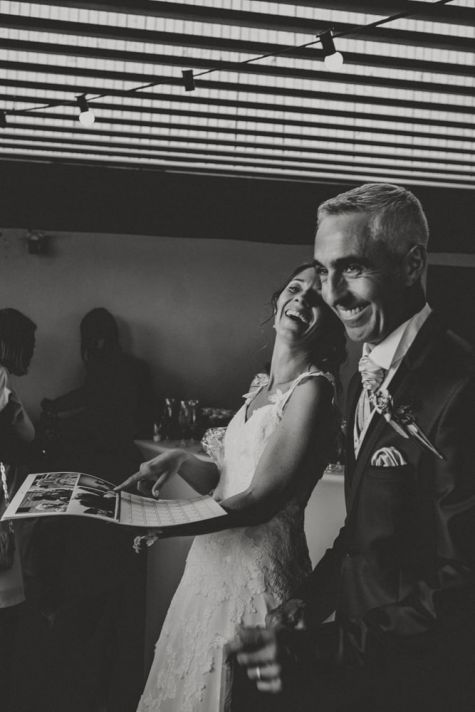 Eclats de rire des mariés sous la pergolas du domaine de Baulieu à Auch, Gers