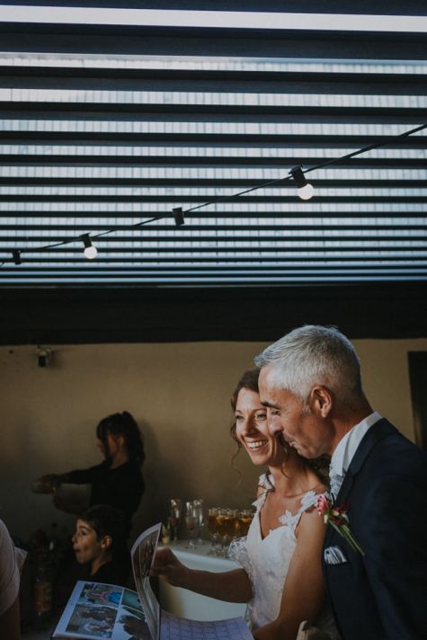 Les mariés sous la pergolas magnifique du domaine de Baulieu à Auch, Gers