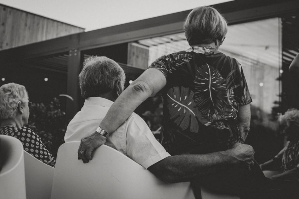Deux amoureux au cocktail de mariage champêtre du domaine de Baulieu à Auch