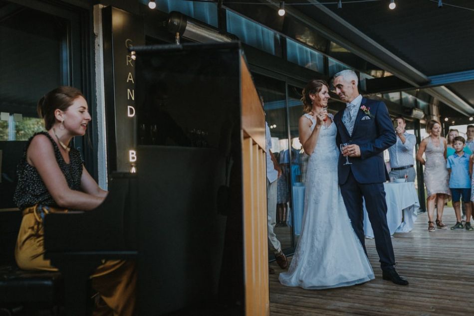 Emotion des mariés devant une invitée qui joue au piano , domaine de Baulieu à Auch