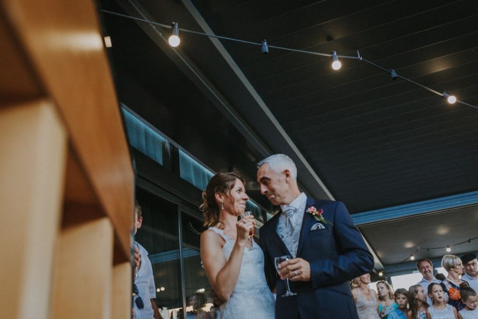 Emotion des mariés sous une guirlande lumineuse, durant un discours au domaine de Baulieu à Auch