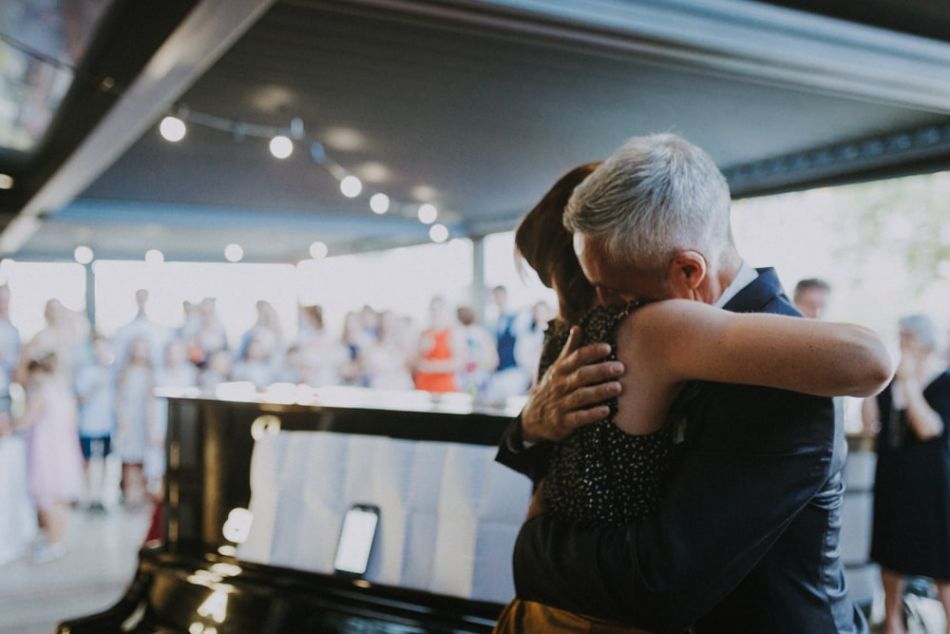 Le marié serre sa fille dans les bras au domaine de Baulieu à Auch, Gers