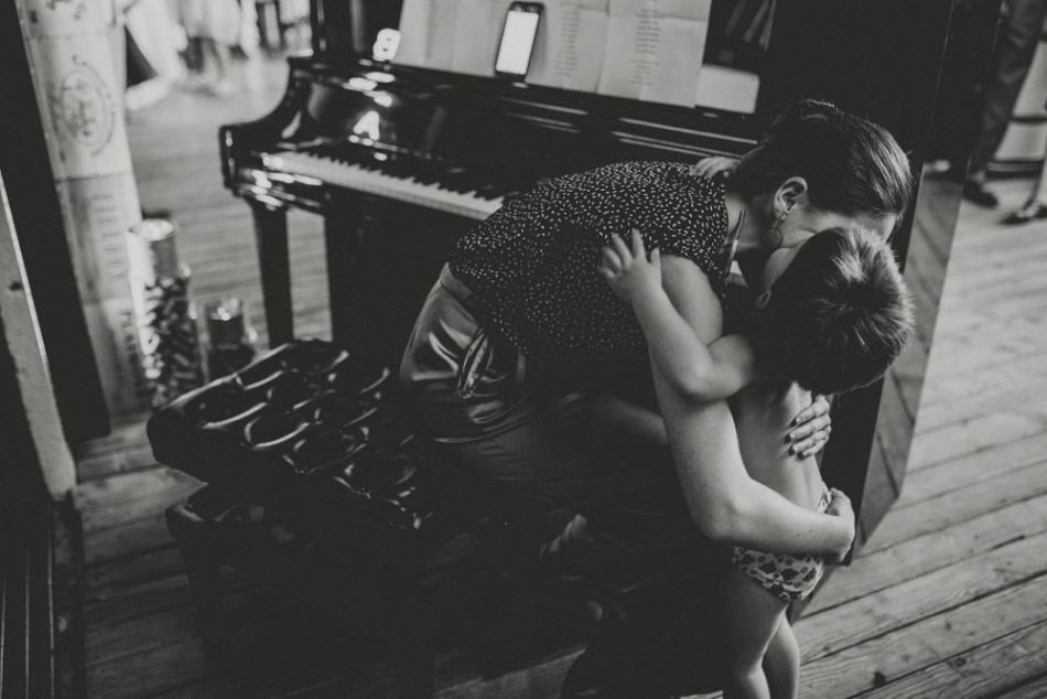 Emotion entre frères et soeurs, mariage champêtre au domaine de Baulieu à Auch