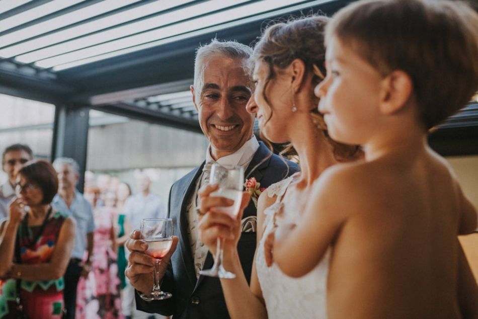 Emotion des mariés durant un discours lors d'un mariage champêtre, au domaine de Baulieu