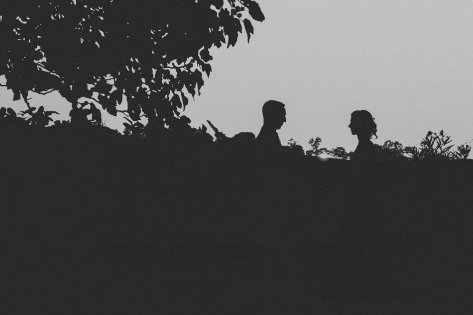 Les mariés en silhouette durant le coucher de soleil au domaine de Baulieu à Auch