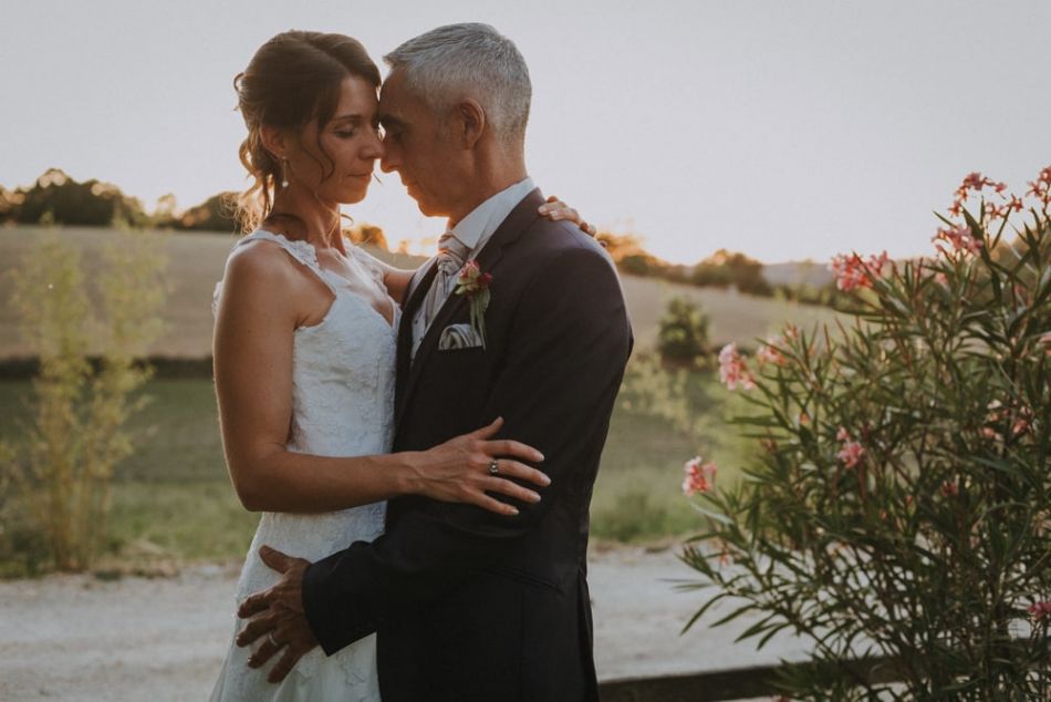 Les mariés amoureux s'enlacent au domaine de Baulieu à Auch, Gers
