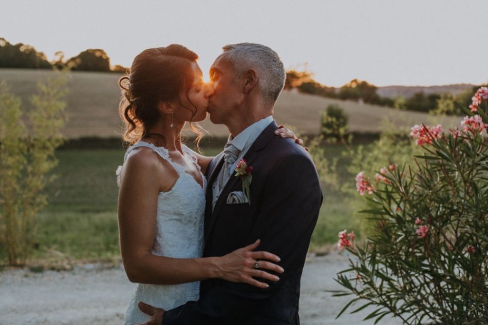 Les mariés amoureux s'embrassent au domaine de Baulieu à Auch, Gers