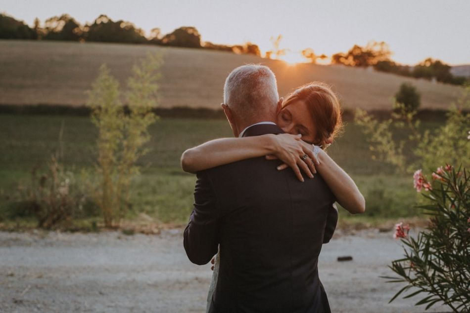 Les mariés amoureux s'enlacent au domaine de Baulieu à Auch, Gers